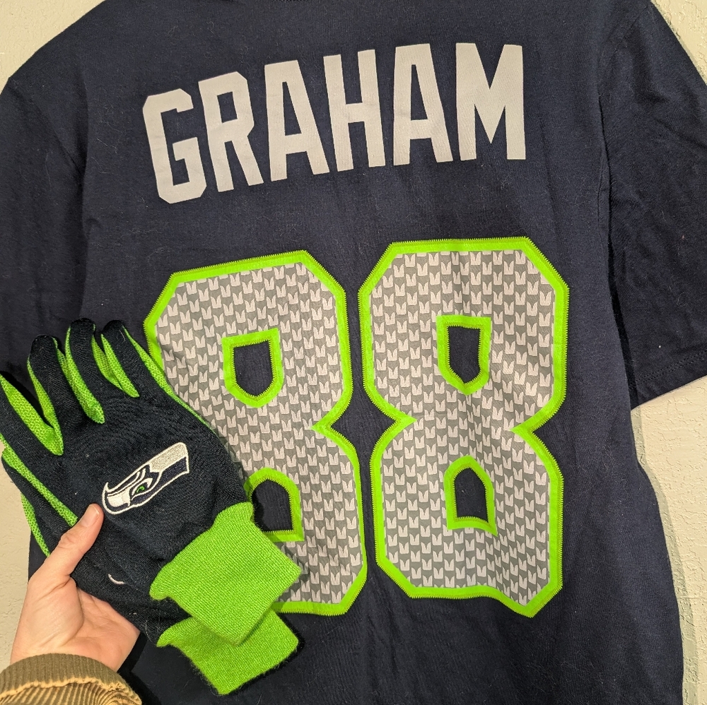Nike Seahawks 88 Graham Navy T-Shirt Size Med Plus Gloves
